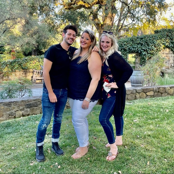 🎀 Meet your posher, Alyssa 🎀 - Picture 2 of 3